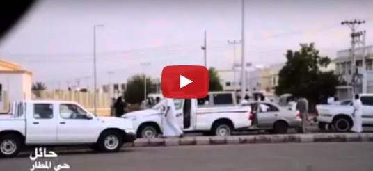 بالفيديو – معركة بالسواطير بين شبّان سعوديين