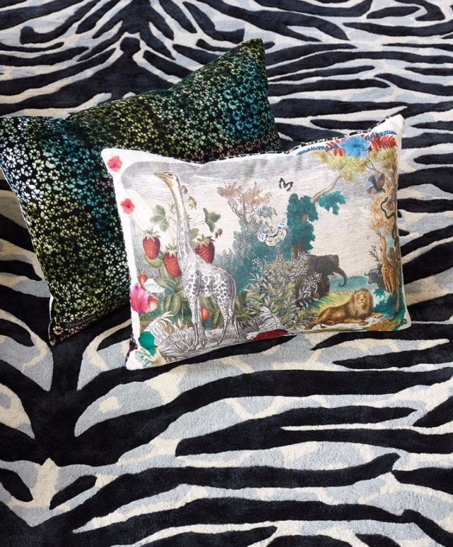 نقوش من وحي جلود الحيوانات بإيقاعات مدهشة يبرز بينها الرمادي والأسود