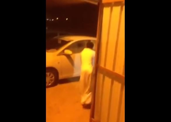 بالفيديو – سعودي يفاجئ شقيقه من ذوي الاحتياجات الخاصة بسيارة