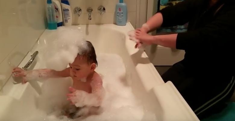 بالفيديو – أم تعرض حياة طفلها للخطر وهو يرقص أثناء الاستحمام