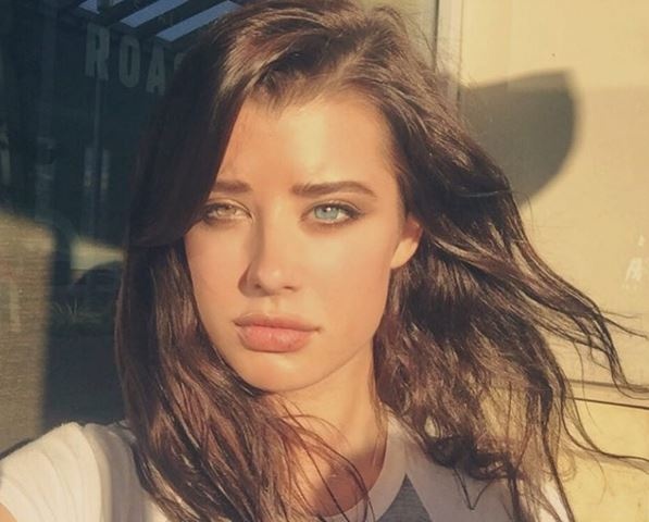 بالصور – عارضة أزياء تحدث ضجة لغرابة لون عينيها