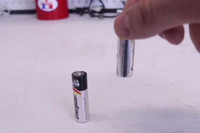 بالفيديو – ماذا نستفيد من رمي البطاريات على الطاولة!؟