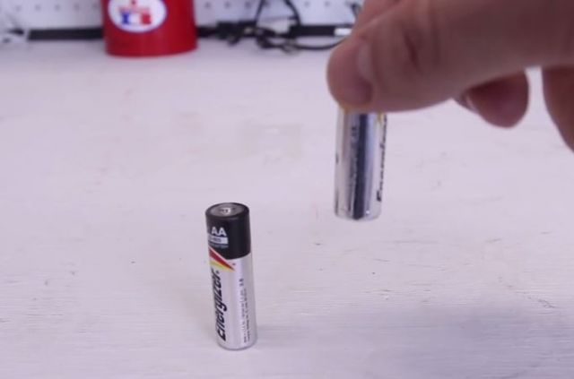 بالفيديو – ماذا نستفيد من رمي البطاريات على الطاولة!؟