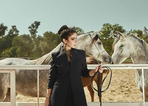 بالصور – هكذا اعترفت منى زكي بشيب شعرها!