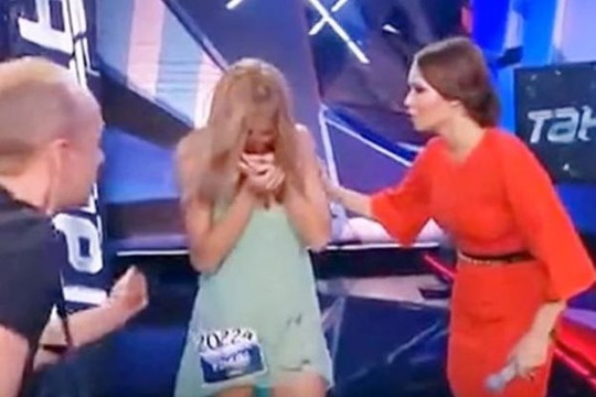 بالفيديو – متسابقة تكسر أنفها في برنامج للمواهب