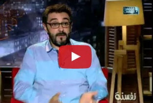 بالفيديو - إنتصار تغازل مخرج لبناني... تدعو أن تنزلق معه!