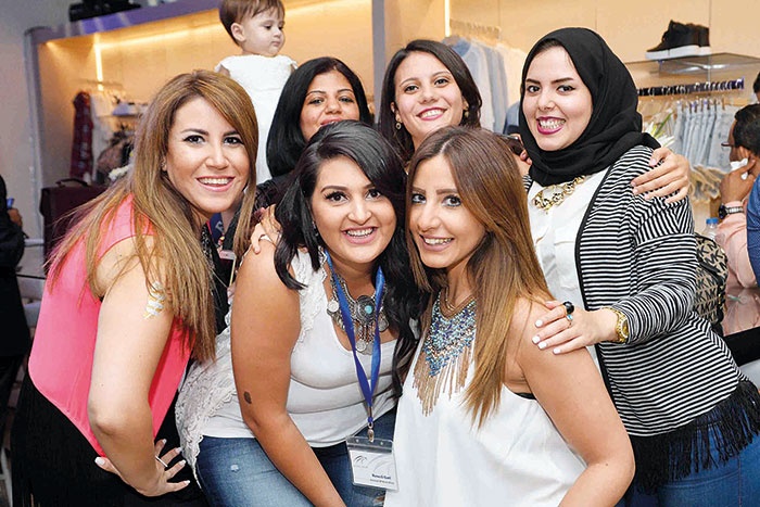 تارا عماد وعشاق الموضة في عرض أزياء «كاجوال»