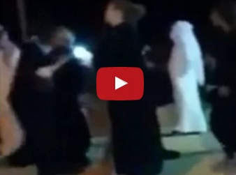 بالفيديو - إستياء مواطنين بسبب أوروبيات يشاركن سعوديين الرقص