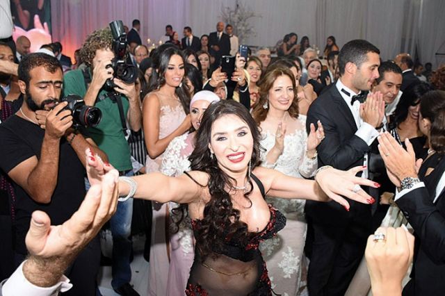 دينا تتوسط العروسين خلال وصلتها