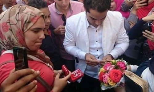 طالبة تفاجأ بلافتة مكتوب عليها : تتجوزيني؟ وما هو قرار إدارة الجامعة؟