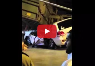 بالفيديو - شاحنة عملاقة تسحق سيارة في السعودية