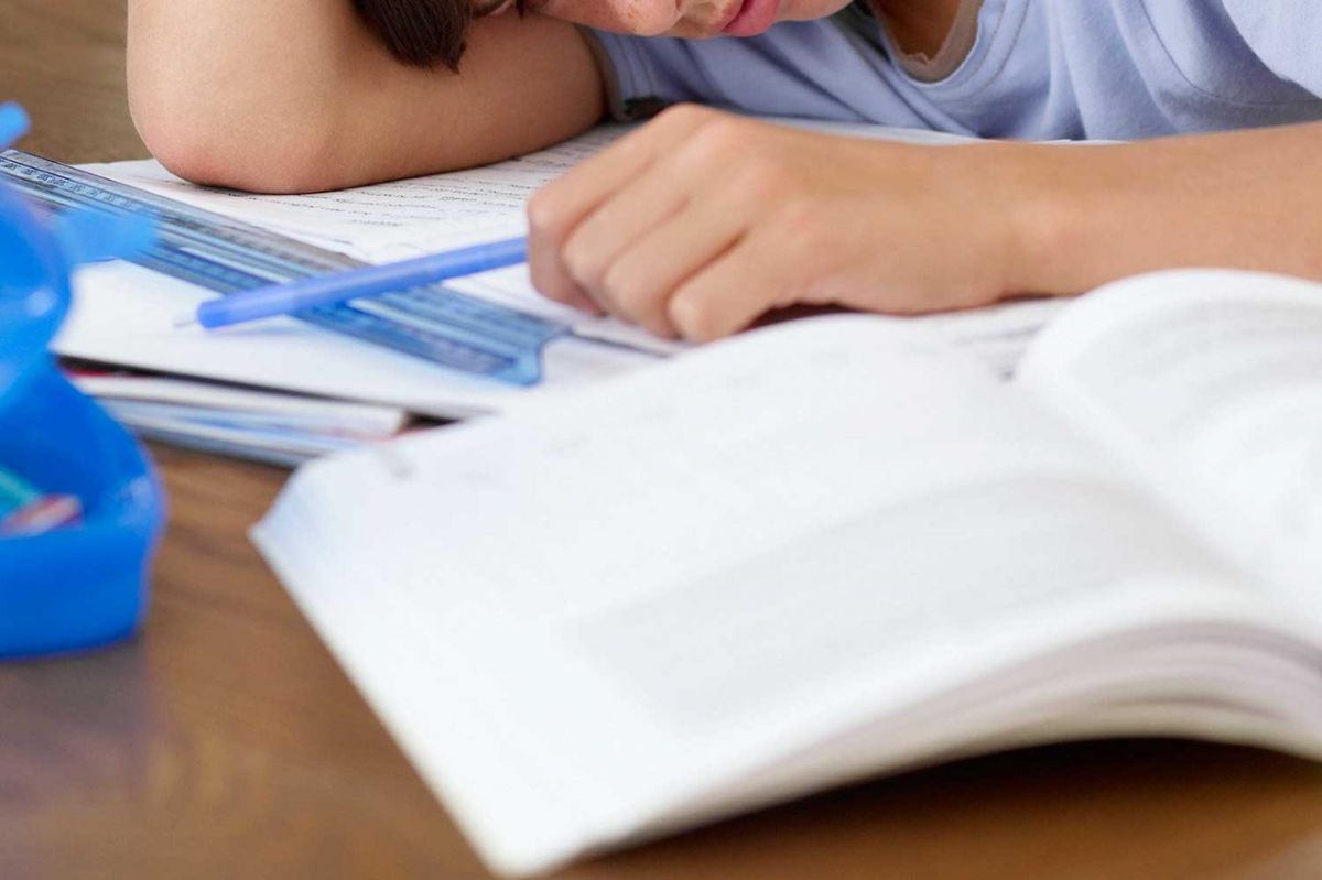 بالصورة- الفروض المنزلية تدفع طفلاً إلى الانتحار!