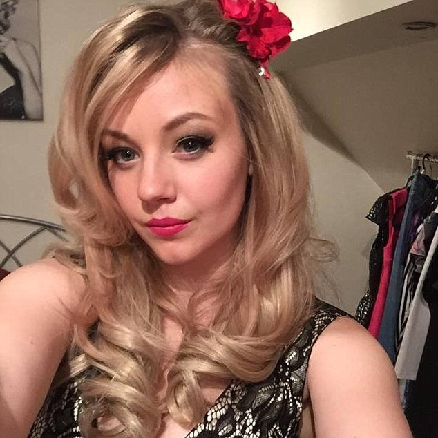 بالصور – احذروا العدسات اللاصقة.. كادت تعمي فتاة!