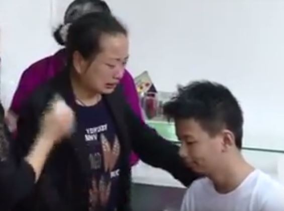 بالفيديو- عودة مراهق إلى عائلته بعد 12 عاماً من اختطافه!