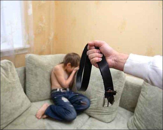 أب يمزق إمعاء ابنه بسبب إهماله واجباته المدرسية!