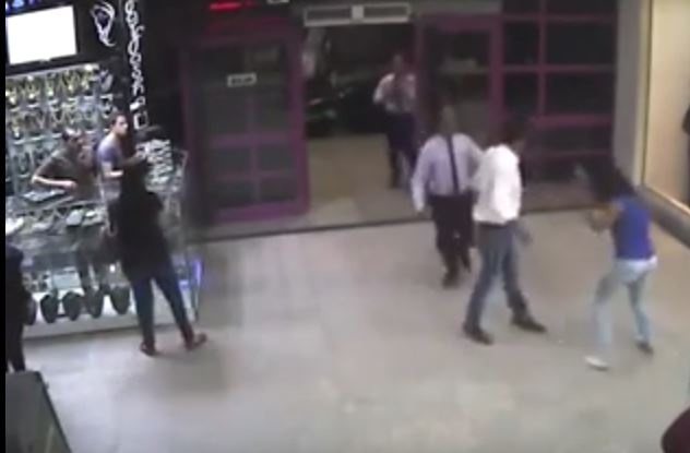 بالفيديو - لحظة اعتداء شاب على فتاة في الشارع