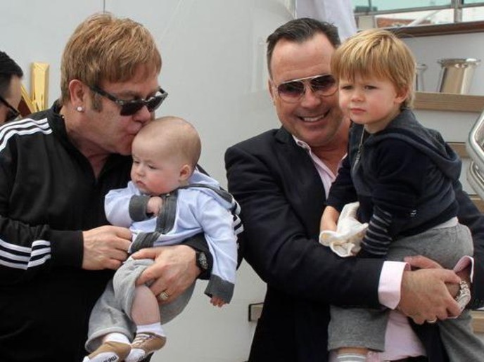 بالصور- شاهدوا قصر التون جون الفخم من الداخل