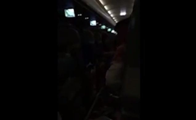 بالفيديو – رعب وهلع بعد تعرض طائرة لصاعقة قوية