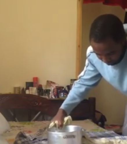 بالفيديو - الكهرباء مقطوعة وتريدين كي القميص؟ عثمان وجد الحل