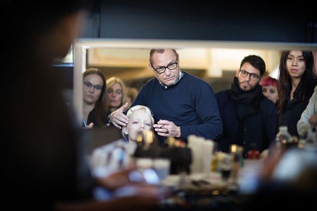 توم بيشو في الكواليس