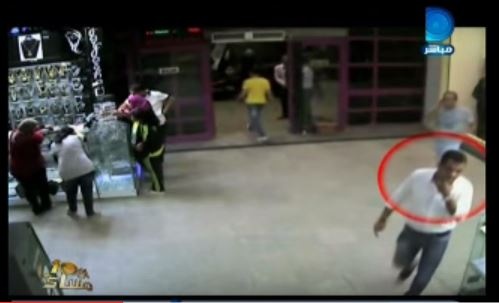 بالفيديو – القبض على الشاب الذي اعتدى على فتاة عنفته لتحرشه بها