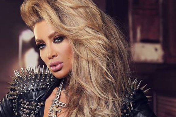 بالفيديو - مايا دياب تضرب شاباً من دون قصد!