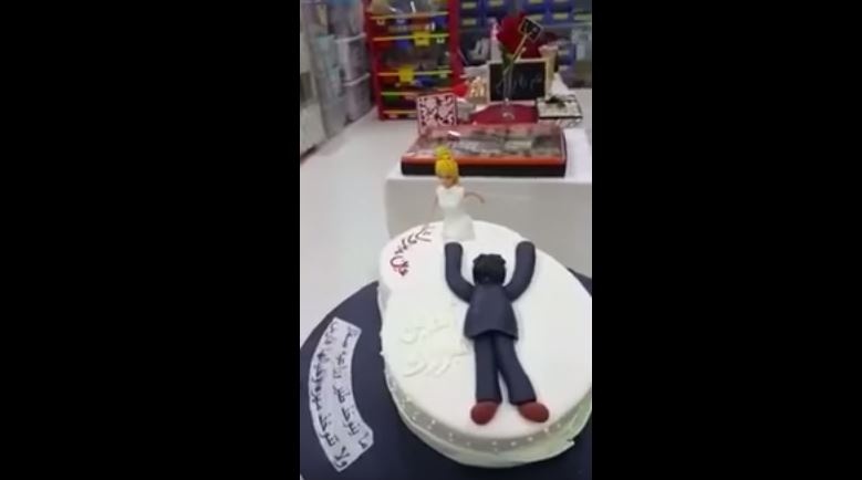 بالفيديو - سعودية تحتفل بطلاقها داخل المدرسة