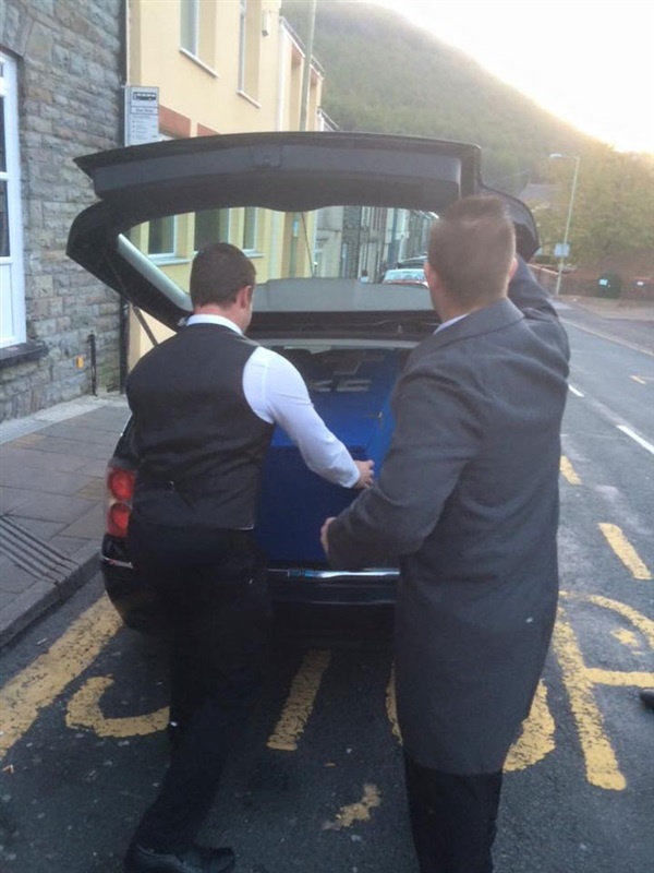 لهذا السبب أقام شباب جنازة وهمية لصديقهم!؟