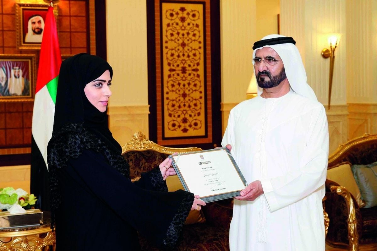 الشيخ محمد بن راشد آل مكتوم يكرّم أمل المرزوقي على نجاحها