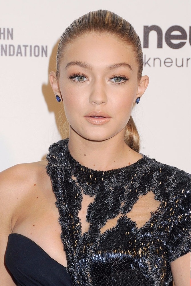 جيجي حديد جذابة بلا منازع