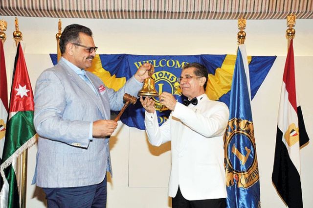 الحاكم السابق للمنطقة الليونزية عبدالفتاح الديدي يسلّم الحاكم الجديد إلياس زخورا
