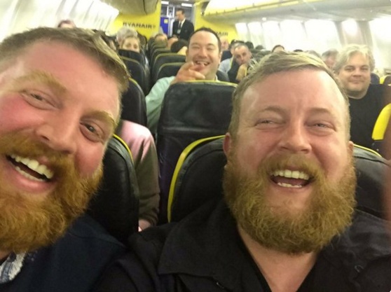 بالصورة - لن تصدقوا الصدفة التي جمعت هذين الغريبين التوأم!!