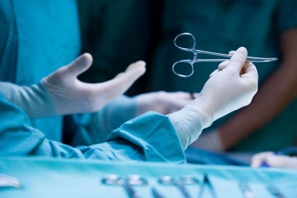 خروج امعاء مريضة من جسدها بسبب خطأ طبي!