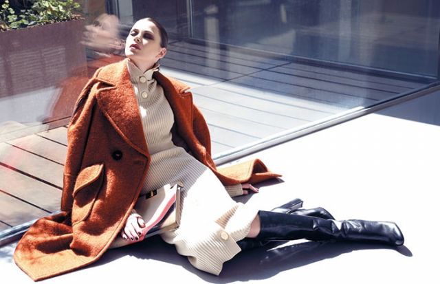 فستان من النسيج المحبوك ومعطف وحقيبة صغيرة. الكل من Fendi. جزمة من الجلد من Santoni.
