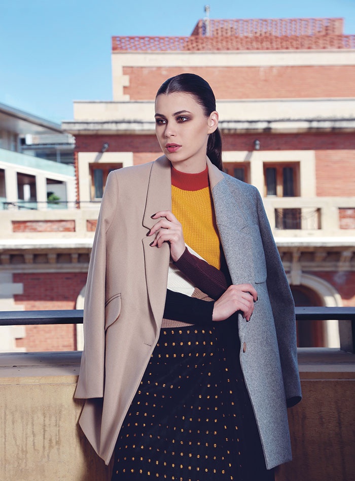 تنورة وكنزة متعددة الألوان ومعطف ثنائي اللون من Carven.
تنورة وكنزة متعددة الألوان ومعطف ثنائي اللون من Carven.