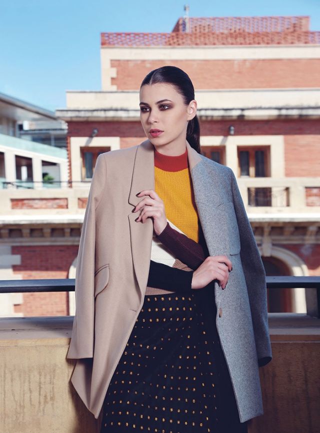 تنورة وكنزة متعددة الألوان ومعطف ثنائي اللون من Carven.
