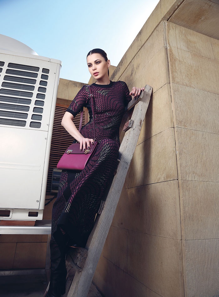 فستان طويل من النسيج المحبوك من M Missoni. حقيبة من الجلد من Salvatore Ferragamo.
فستان طويل من النسيج المحبوك من M Missoni. حقيبة من الجلد من Salvatore Ferragamo.