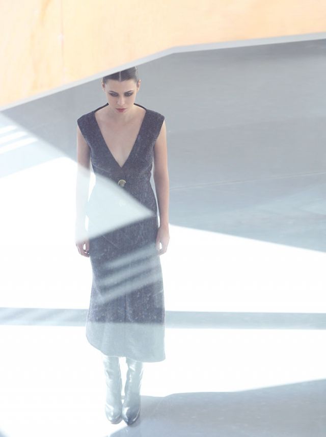 فستان من القماش الصوفي الرمادي من Victoria Beckham.
