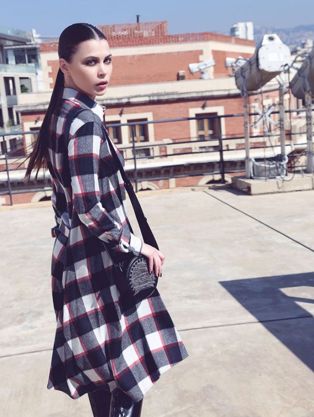 فستان من القماش الصوفي المطبع بالمربعات من 3.1 Phillip Lim. حقيبة من Alexander Wang.
