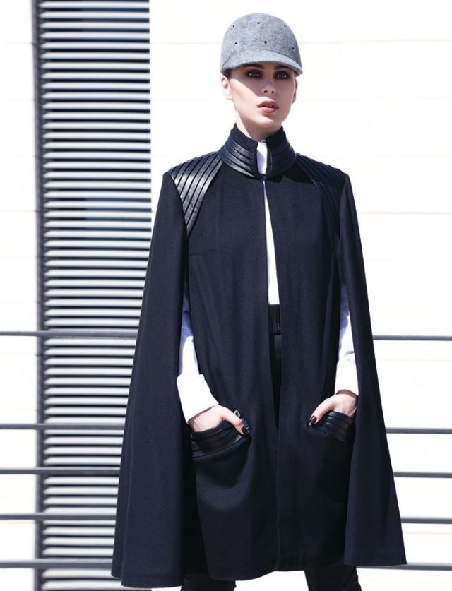 قميص أبيض ورداء من القماش الصوفي الأسود من Karoline Lang. قبعة من Karl Lagerfeld.
