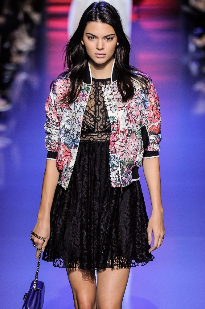 بالصور- أجمل تصاميم عرض أزياء إيلي صعب لربيع 2016