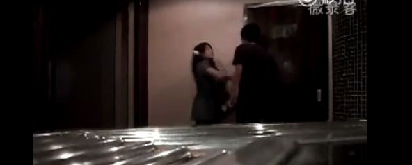 بالفيديو – شاهدوا ردة فعله بعدما كشفت خيانته وضربته في الشارع!