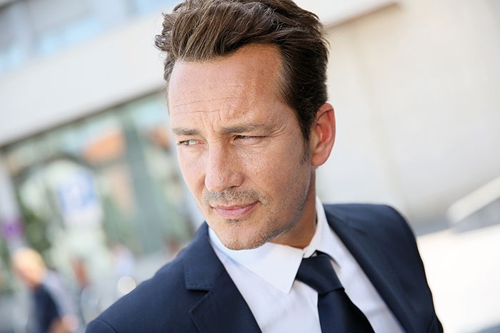 5 خطوات لتبدو أصغر سناً...