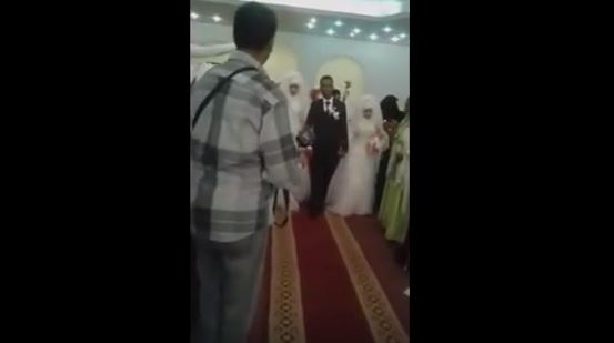 فيديو مدهش لرجل يتزوج من امرأتين بحفل زفاف واحد