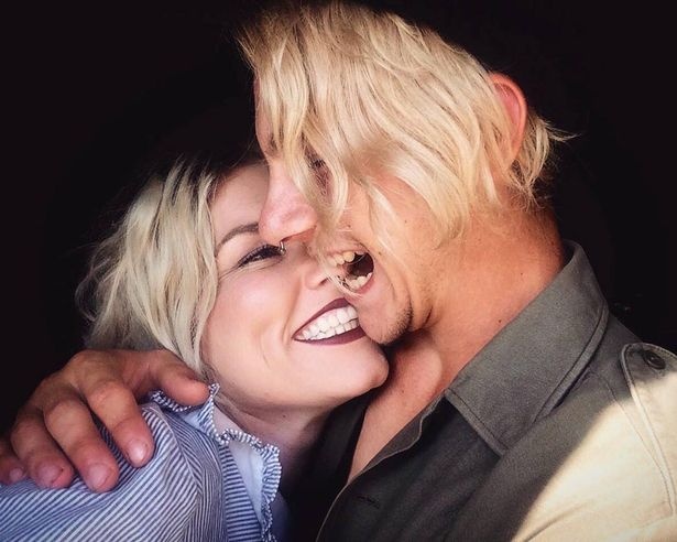 بالصور – شاب يطلب يد حبيبته بأغرب خاتم!