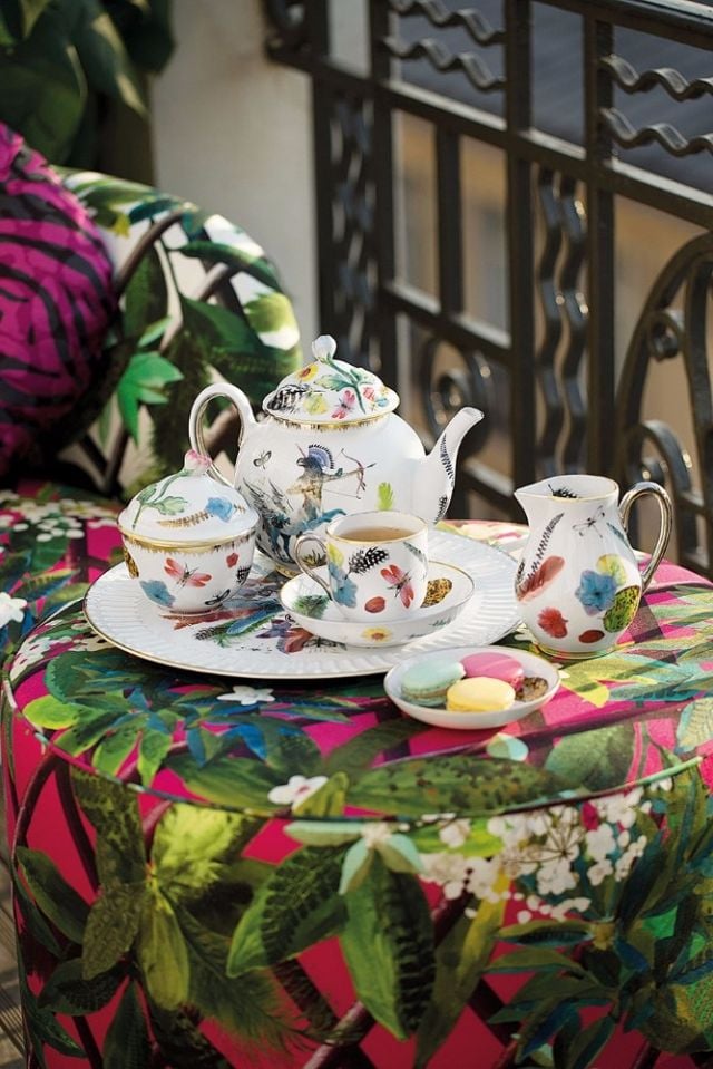 تفصيل لطقم الشاي المزخرف بالريش والفراشات والأزهار