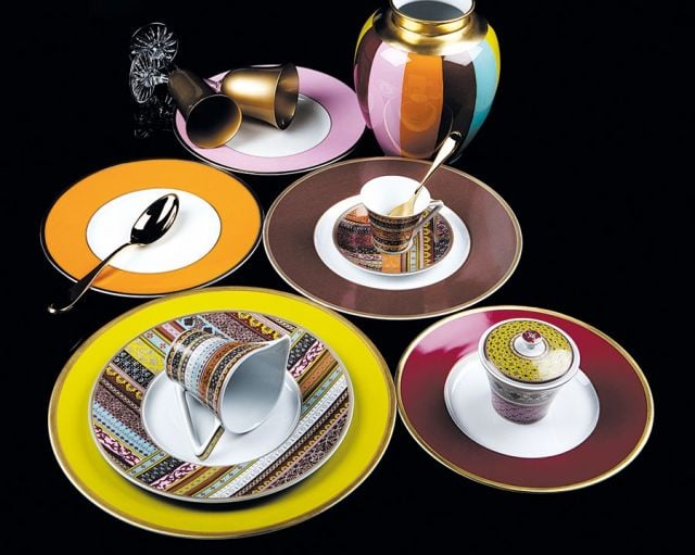 طقم من البورسلين بزخرفة معاصرة