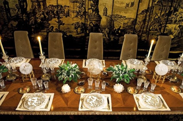 مشهد من المائدة وفنونها وأكسسواراتها