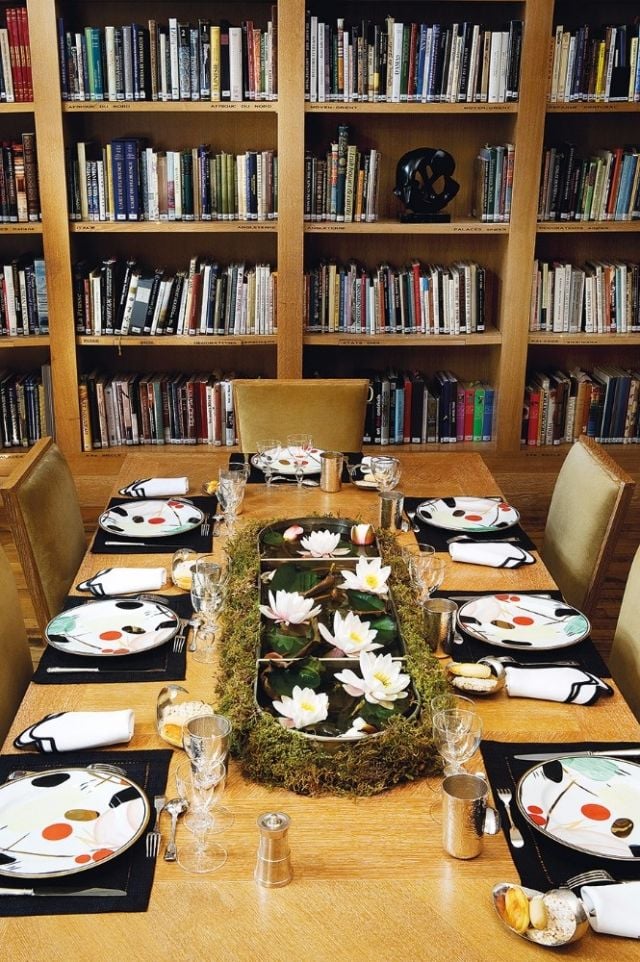 أناقة في التصميم لمائدة تحمل نفحة من الفن المعاصر