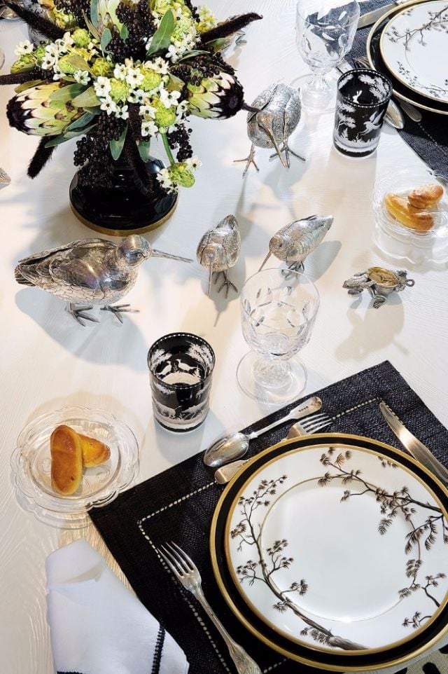 أجواء ساحرة لمائدة بألوان متناقضة